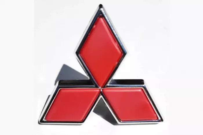 Емблема червона (47мм по стороні, 43мм висота) Mitsubishi Galant 1992-1998 рр.